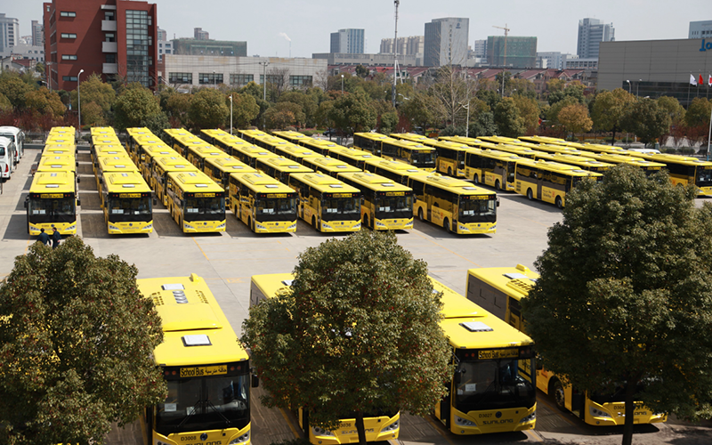 2015年，120臺(tái)SLK6109校車(chē)在申龍工廠(chǎng)整裝待發(fā)沙特市場(chǎng)。